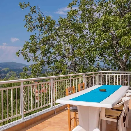 Hillside Hideaway * Skiadas